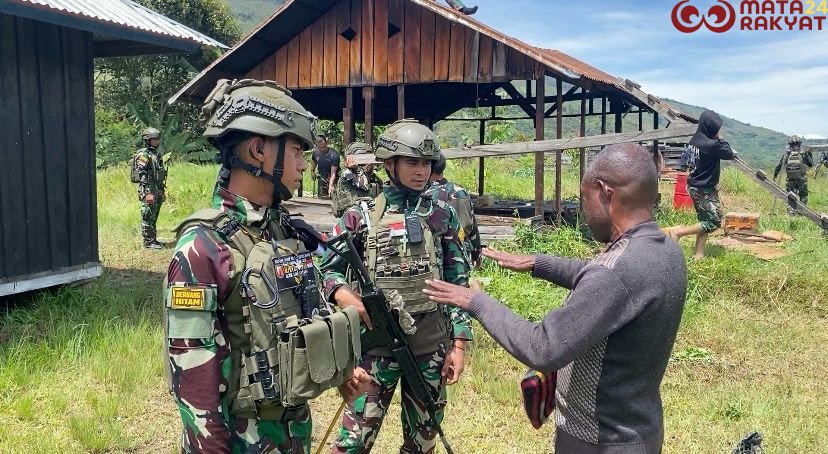Satgas Yonif 112/DJ Bergotong Royong Bantu Renovasi Rumah Masyarakat di Distrik ILU Puncak Jaya/Puspen TNI