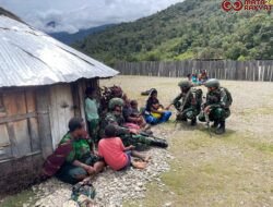 Satgas Yonif 715 Bagikan Bahan Makanan Menyambut Bulan Suci Ramadhan
