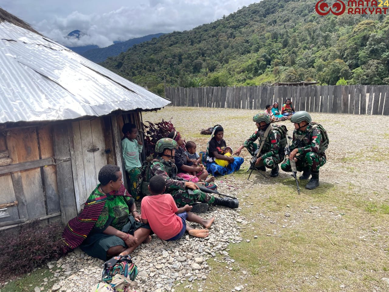Satgas Yonif 715 Bagikan Bahan Makanan Menyambut Bulan Suci Ramadhan/Puspen TNI