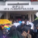 Ratusan Tenaga Kesehatan dan Guru Gelar Aksi Tuntut Penghentian TPP di Gedung DPRD Padang Panjang