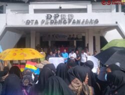 Ratusan Tenaga Kesehatan dan Guru Gelar Aksi Tuntut Penghentian TPP di Gedung DPRD Padang Panjang