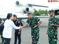 Dandim 1710/Mimika Sambut Kedatangan Menteri Pertahanan dan Menteri Keuangan di Bandara Mozes Kilangin
