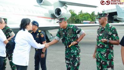 Dandim 1710/Mimika Sambut Kedatangan Menteri Pertahanan dan Menteri Keuangan di Bandara Mozes Kilangin/Puspen TNI