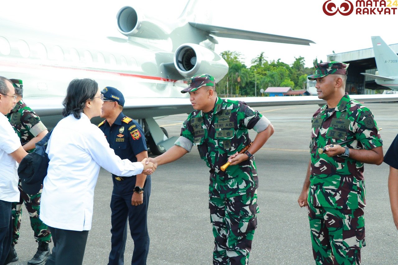 Dandim 1710/Mimika Sambut Kedatangan Menteri Pertahanan dan Menteri Keuangan di Bandara Mozes Kilangin/Puspen TNI