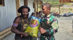 Satgas Yonif 715/Mtl Bagikan Sembako Memperkuat Kepedulian Terhadap Sesama Diperbatasan/Puspen TNI