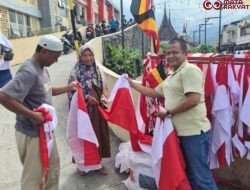 Semarak HUT ke-80 RI, Gerindra Padangpanjang Bagikan Bendera Merah Putih