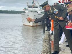 Dandim 1710/Mimika Ikuti Upacara Tabur Bunga di Pelabuhan Poumako Dalam Rangka Memperingati HUT Ke-80 Kemerdekaan RI