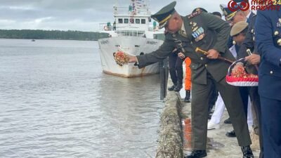 Dandim 1710/Mimika Ikuti Upacara Tabur Bunga di Pelabuhan Poumako Dalam Rangka Memperingati HUT Ke-80 Kemerdekaan RI/Puspen TNI