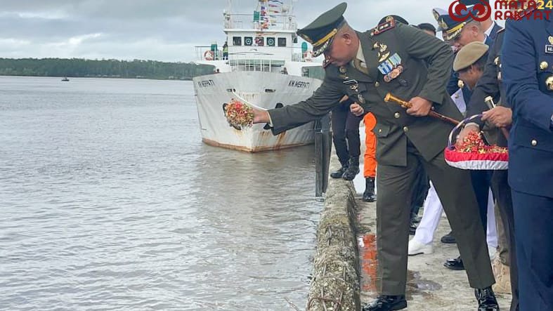 Dandim 1710/Mimika Ikuti Upacara Tabur Bunga di Pelabuhan Poumako Dalam Rangka Memperingati HUT Ke-80 Kemerdekaan RI/Puspen TNI