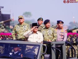 Panglima TNI Dampingi Presiden RI Prabowo Subianto Pada Upacara Gelar Pasukan Operasional dan Kehormatan Militer