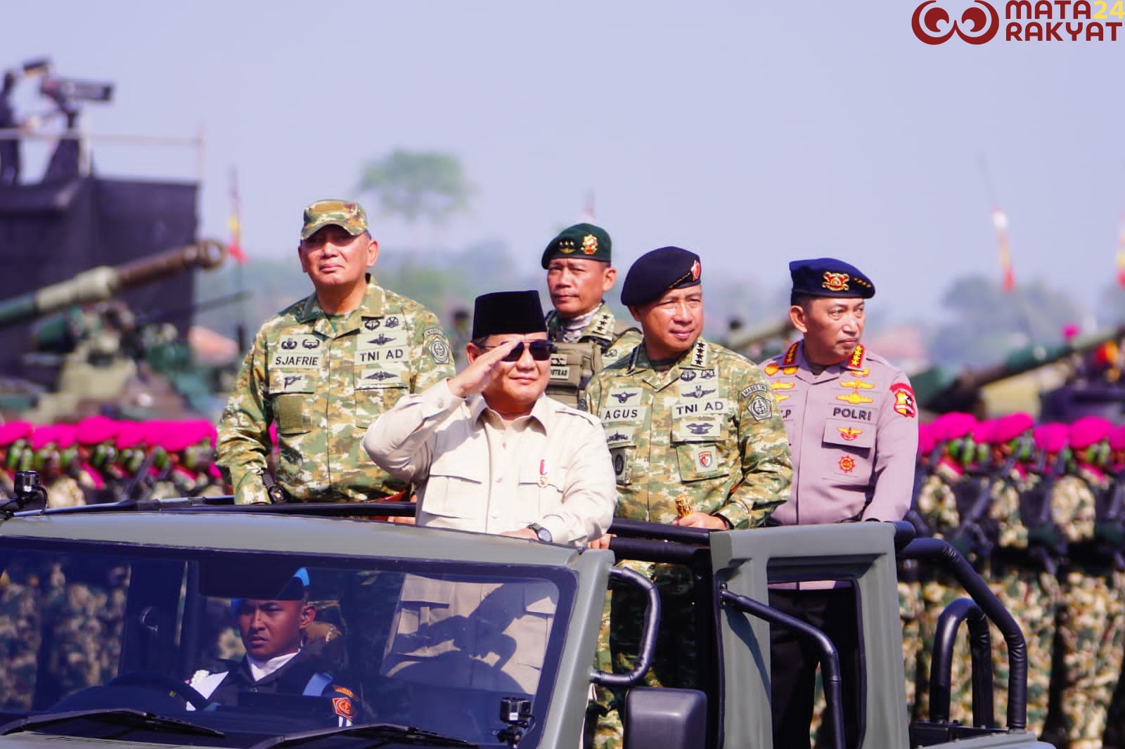 Panglima TNI Dampingi Presiden RI Prabowo Subianto Pada Upacara Gelar Pasukan Operasional dan Kehormatan Militer/Puspen TNI