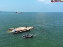Bakamla RI Evakuasi KM Aneka Jaya Terbalik di Perairan Pulau Cucu Petong