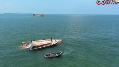 Bakamla RI Evakuasi KM Aneka Jaya Terbalik di Perairan Pulau Cucu Petong/Humas Bakamla RI
