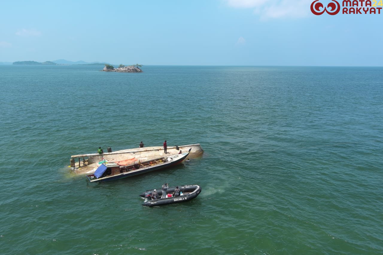 Bakamla RI Evakuasi KM Aneka Jaya Terbalik di Perairan Pulau Cucu Petong/Humas Bakamla RI