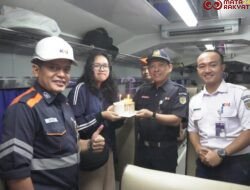 Peringati Hari Pelanggan Nasional, KAI Sumut Bagikan Bingkisan dan Kejutan Ulang Tahun kepada Penumpang