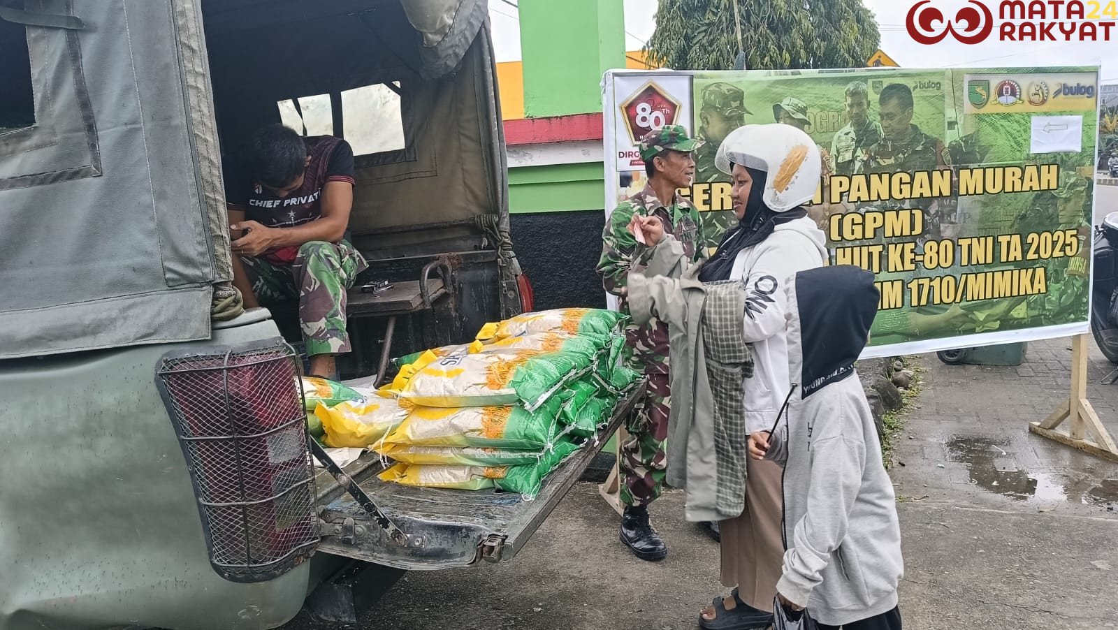 Para Babinsa Dari Kodim 1710/Mimika Bekerja Sama Dengan Perum Bulog Terus Menjual Beras SPHP Untuk Warga Mimika/Puspen TNI