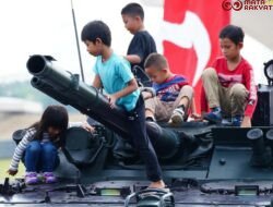 NI Fair 2025: Monas Meriah Jadi Ajang Pesta Rakyat, Anak-Anak Antusias Naik Panser TNI