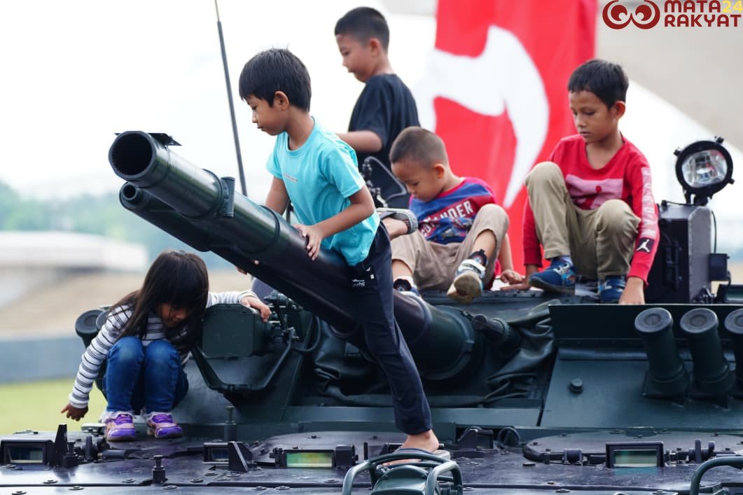 TNI Fair 2025: Monas Meriah Jadi Ajang Pesta Rakyat, Anak-Anak Antusias Naik Panser TNI/Puspen TNI