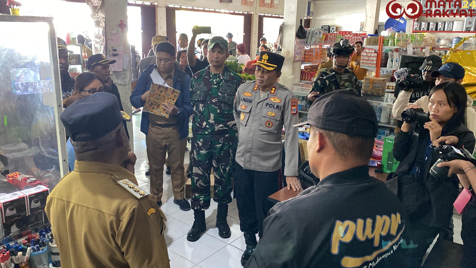 TNI Membantu Pemerintah Daerah, Dalam Pemantauan Harga Bahan Pokok di Wilayah Kabupaten Puncak Jaya/Puspen TNI
