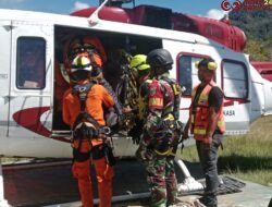 Personel Kodim 1710/Mimika Bersama Tim Gabungan Evakuasi Korban Kecelakaan Helikopter PK-IWS