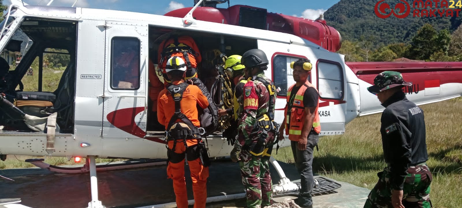 Personel Kodim 1710/Mimika Bersama Tim Gabungan Evakuasi Korban Kecelakaan Helikopter PK-IWS/Puspen TNI