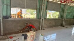 Satgas TMMD 126 Kodim Tambrauw Masuki Tahap Finishing Pemasangan Keramik dan Pengecatan Gereja Advent/Puspen TNI