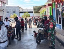 Babinsa Koramil 1710-02/Timika Bantu Tertibkan Antrian di SPBU