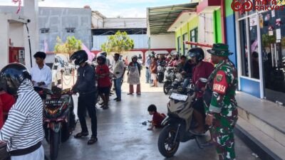 Babinsa Koramil 1710-02/Timika Bantu Tertibkan Antrian di SPBU/Puspen TNI