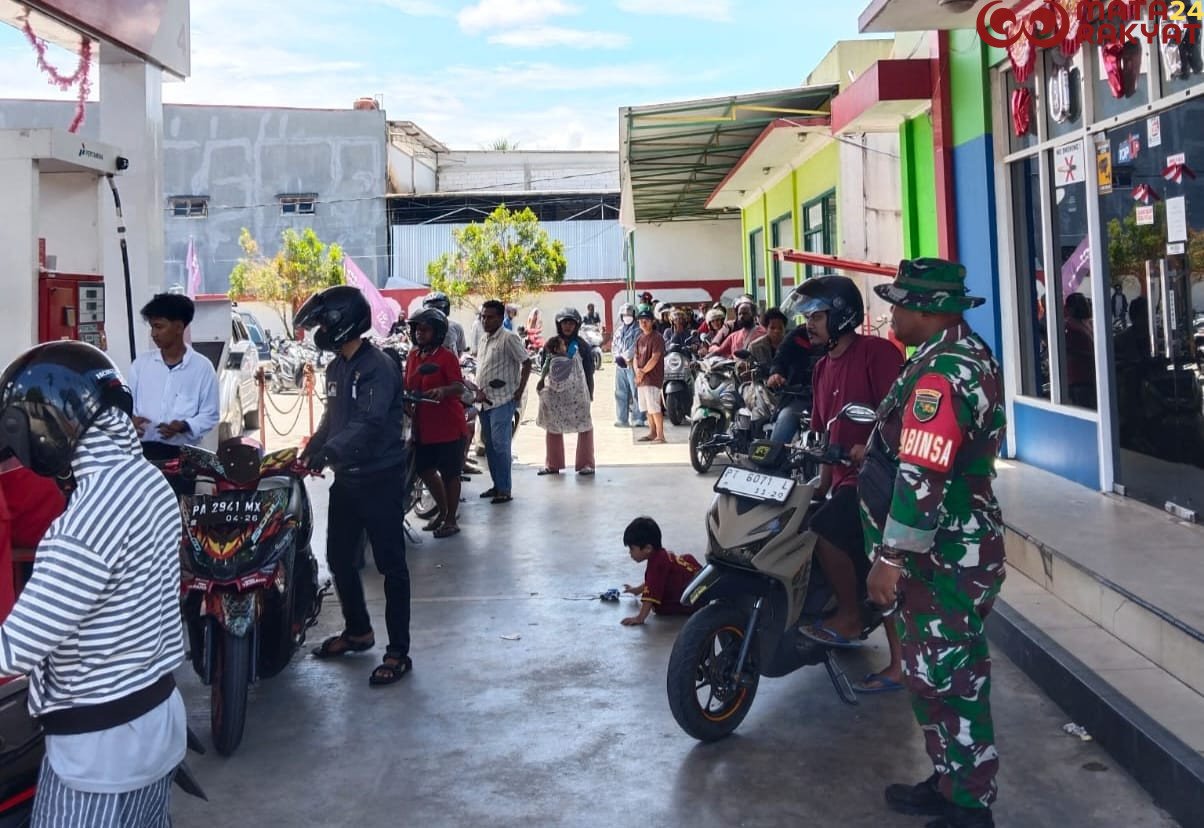 Babinsa Koramil 1710-02/Timika Bantu Tertibkan Antrian di SPBU/Puspen TNI