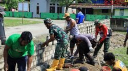 Satgas TMMD Kodim 1505/Tidore Bersama Warga Bangun Pagar Jalan, Bukti Nyata Kemanunggalan TNI-Rakyat/Puspen TNI
