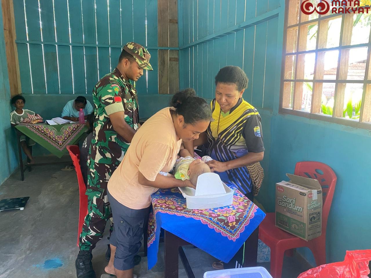 Satgas TMMD Ke-126 Bersama Puskesmas Sausapor Gelar Posyandu Anak di Kampung Bondek/Puspen TNI