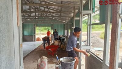 Satgas TMMD 126 Kodim Tambrauw Lanjutkan Perehaban Gereja di Tahap Dinding dan Pemasangan Keramik/Puspen TNI
