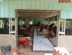 Satgas TMMD 126 Kodim Tambrauw Lanjutkan Pemasangan Keramik pada Pembangunan Gereja Advent