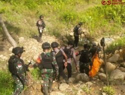 Prajurit Kodim 1715/Yahukimo Mengevakuasi Para Pendulang Emas Yang Menjadi Korban Pembunuhan oleh OPM di wilayah Yahukimo