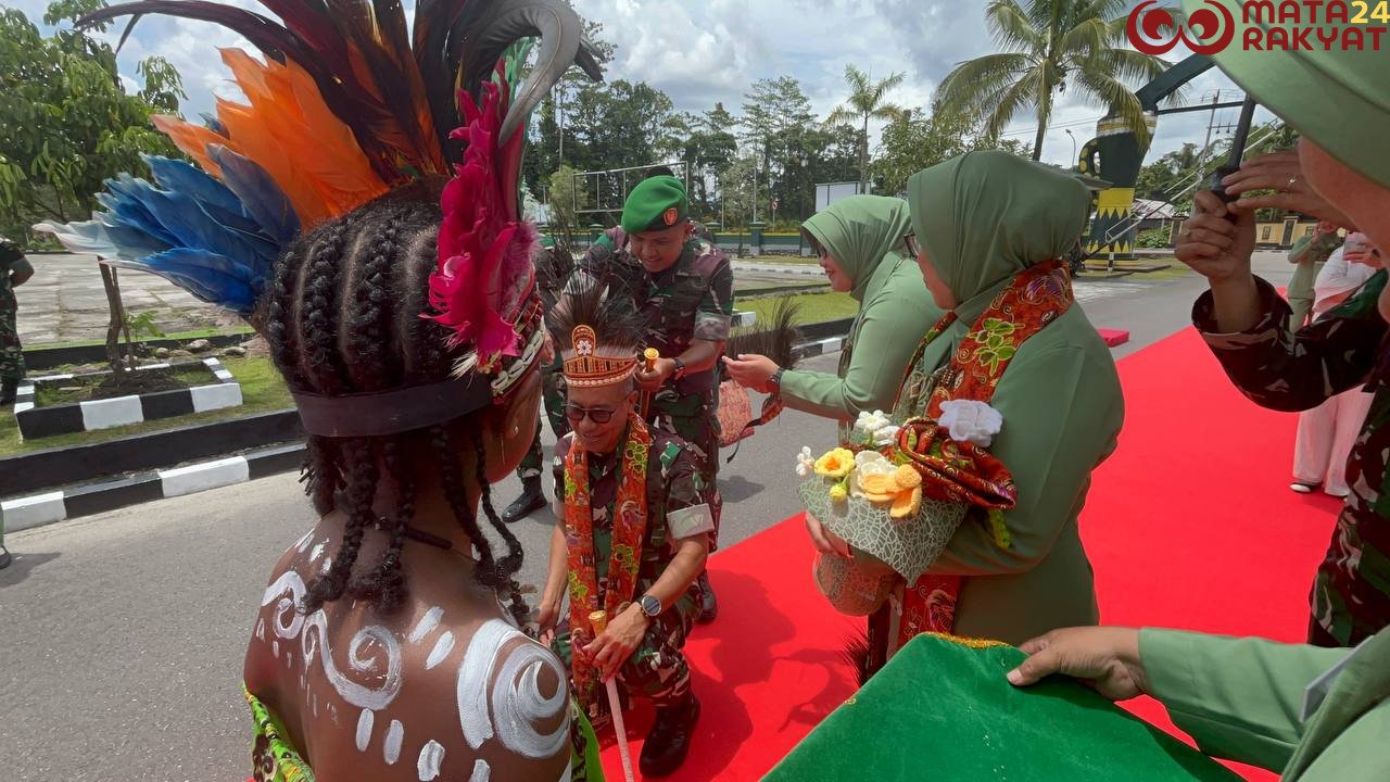 Dandim 1710/Mimika Sambut Kedatangan Pangdam XVII/Cenderawasih Dalam Kunjungan Kerjanya Ke Kodim 1710/Mimika/Puspen TNI