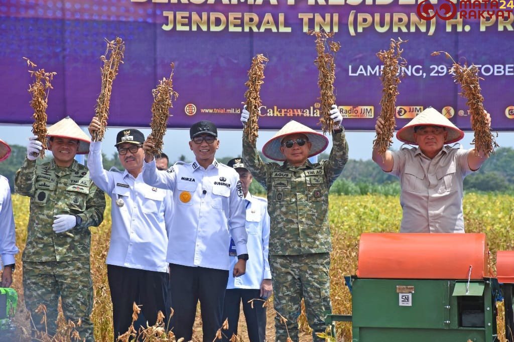 Panglima TNI Dampingi Menhan RI Tinjau Panen Kedelai Garuda Merah Putih di Lampung Utara/Puspen TNI