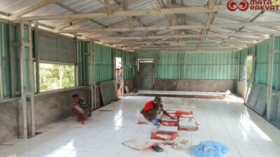 Satgas TMMD 126 Lanjutkan Pengecatan dan Pemasangan Keramik Gereja Advent/Puspen TNI