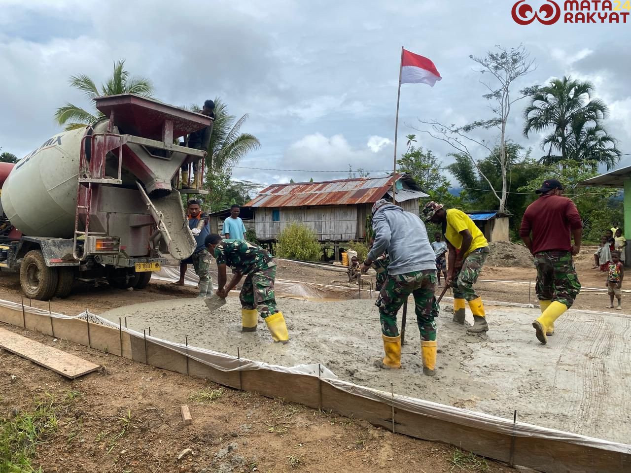 Satgas TMMD ke-126 dan Warga Kampung Babak Lanjutkan Pengecoran Jalan di Tambrauw/Puspen TNI