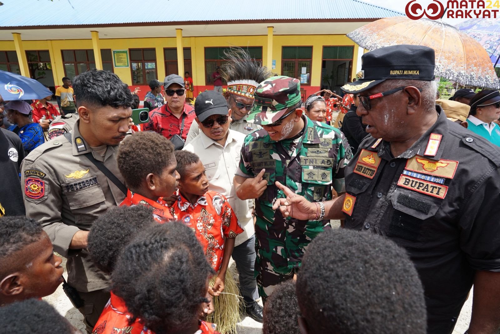 Dandim 1710/Mimika Dampingi Bupati dan Wakil Bupati Mimika Saat Melaksanakan Kunjungan Kerja di Distrik Mimika Barat Jauh/Puspen TNI