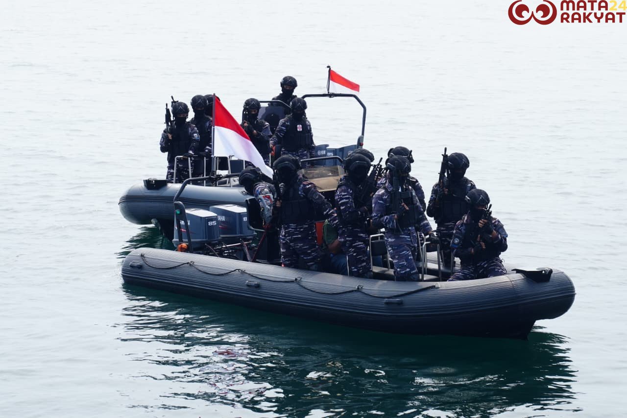 KRI Bung Hatta dan KRI Panah Amankan Kapal Asing pada Latihan Operasi Laut di Morowali/Puspen TNI