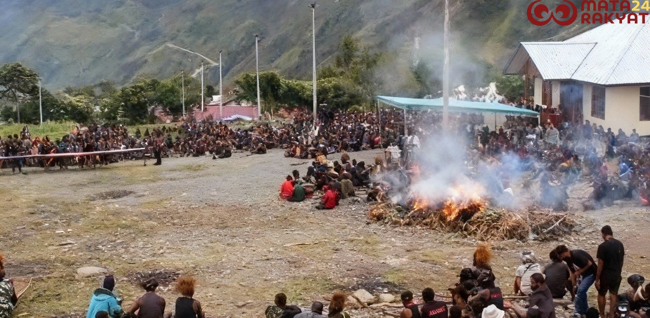 Kodim 1714/Puncak Jaya Bantu Masyarakat Gelar Acara Bakar Batu Adat di Kabupaten Puncak Jaya/Puspen TNI