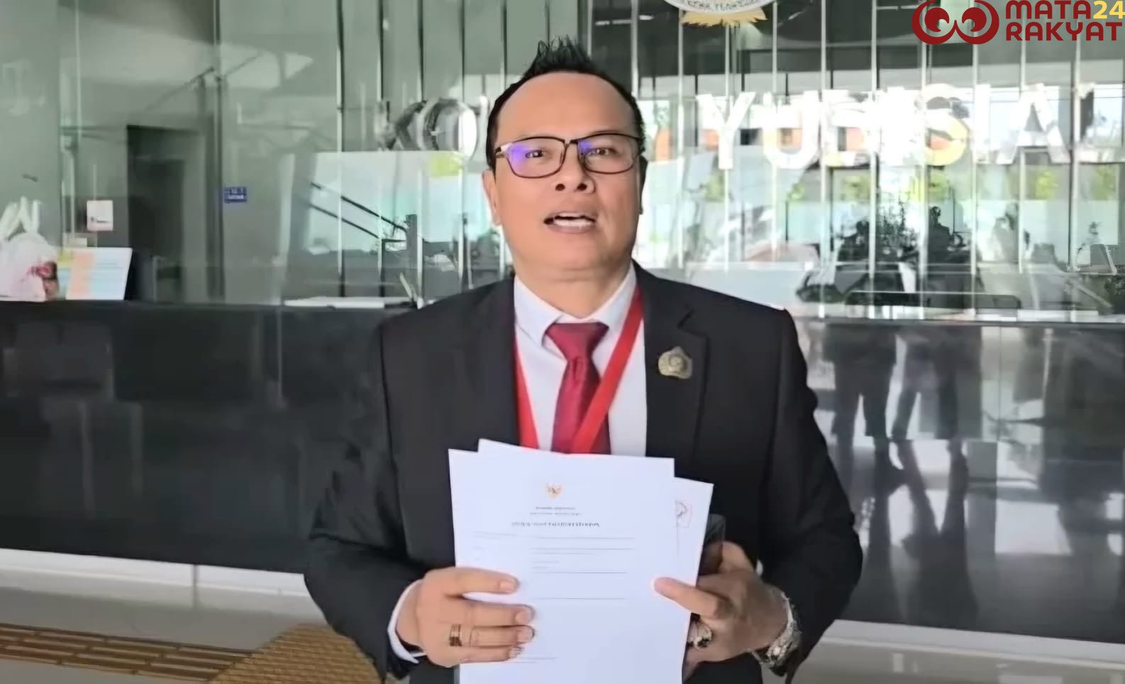 Pengacara Poltak Silitonga menunjukkan dokumen laporan usai mengadukan Ketua dan Hakim PT Palangkaraya ke Kantor Komisi Yudisial, Rabu (19/11/2025). Foto: (Istimewa)