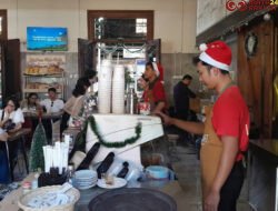 Meriahkan Libur Nataru, KAI Services Percantik Loko Café dengan Nuansa Natal dan Tahun Baru