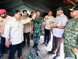 Panglima TNI Dampingi Presiden RI Tinjau Pengungsian Korban Bencana di Aceh