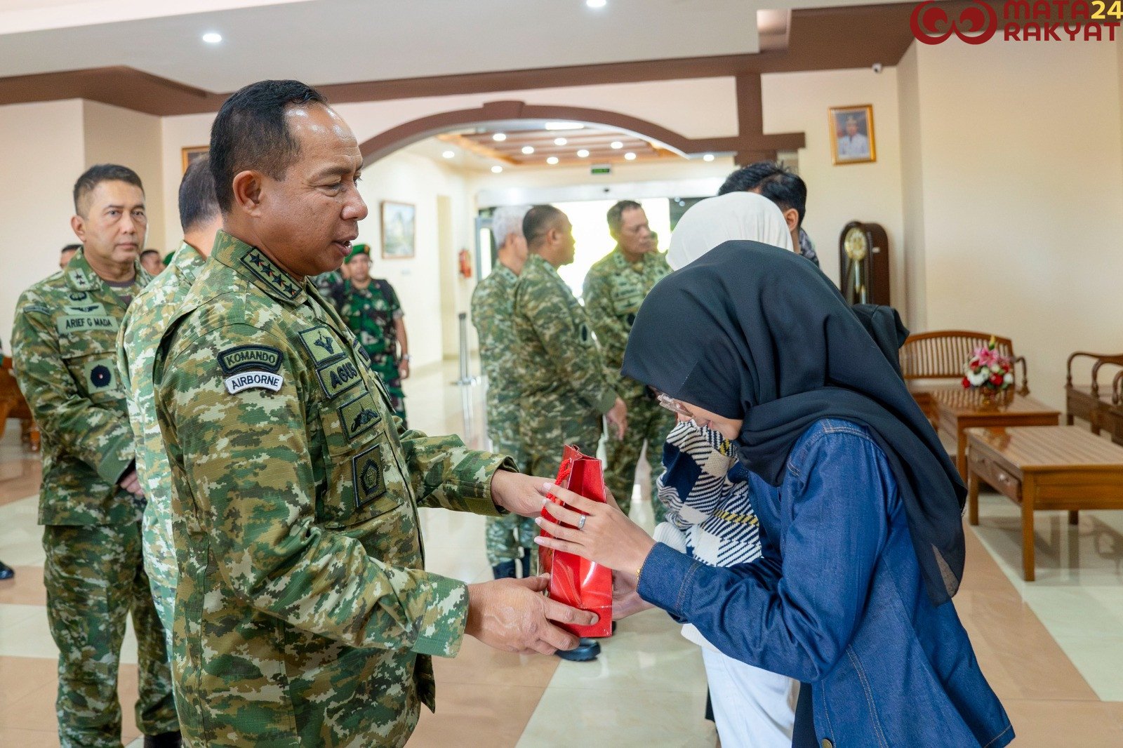 Panglima TNI Kuatkan Hati Keluarga Almarhum Prajurit TNI yang Gugur dalam Penanganan Bencana di Padang/Puspen TNI