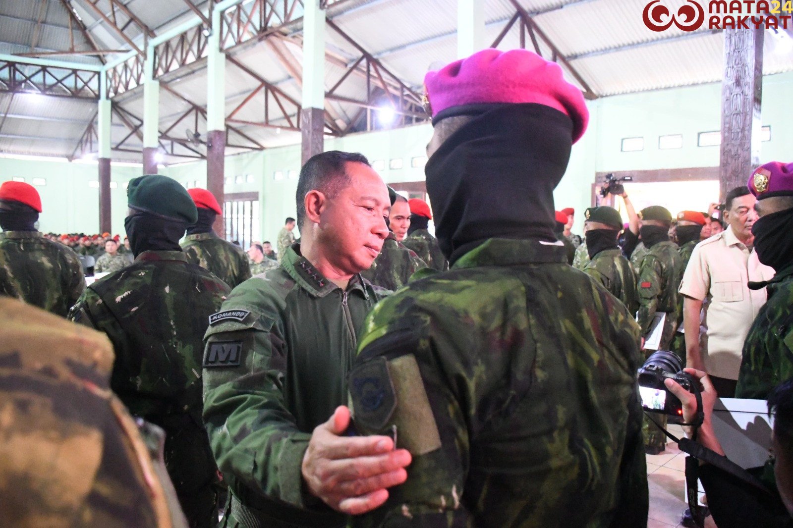 Panglima TNI Bersama Menhan RI Anugerahkan KPLB kepada Prajurit Berprestasi di Timika/Puspen TNI