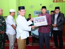 Wako Payakumbuh Serahkan Rp35 Juta untuk Pembangunan Masjid Baiturrahman saat Safari Ramadan