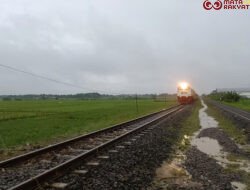 Jalur KA Tegowanu – Brumbung Aman Dilalui Usai Genangan Surut dan Dilakukan Penanganan Tim Daop 4, Perjalanan KA Normal Kembali
