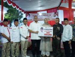 Bupati Annisa Dampingi Andre Rosiade Salurkan 5.000 Paket Sembako dan Satu Unit Mobil Ambulance Untuk Warga Dharmasraya 