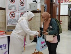 KAI Daop 9 Jember Sediakan Takjil dan Buka Puasa Gratis Bagi Penumpang serta Masyarakat